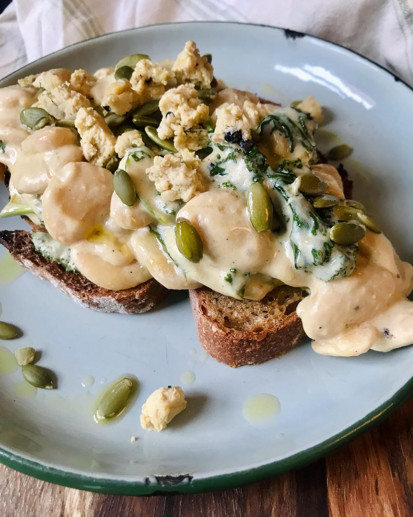 Cashew e Pepe beans on toast